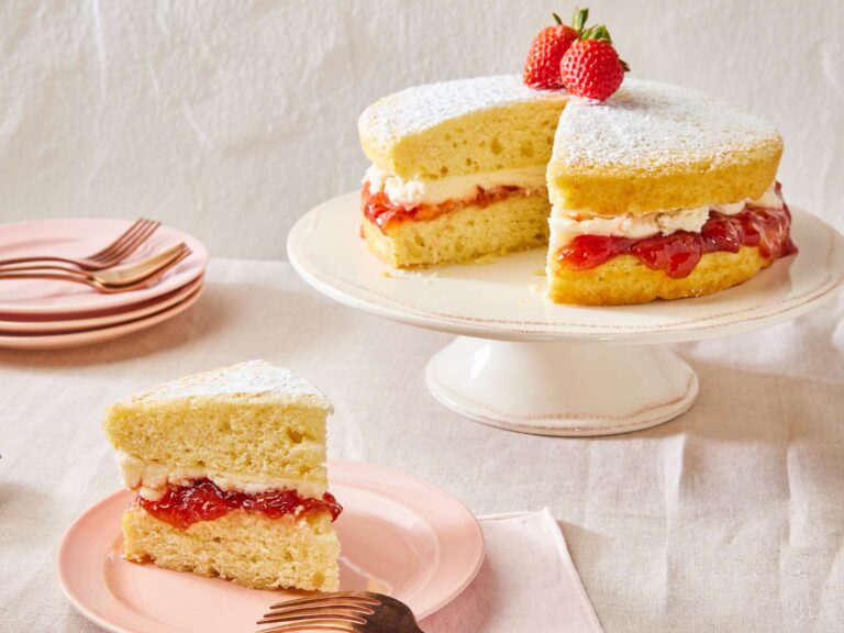 141783-victoria-sponge-cake-ddmfs-beauty-4x3-00300249-1-9f31eb2b910043bb8b5c20a0a3081a74
