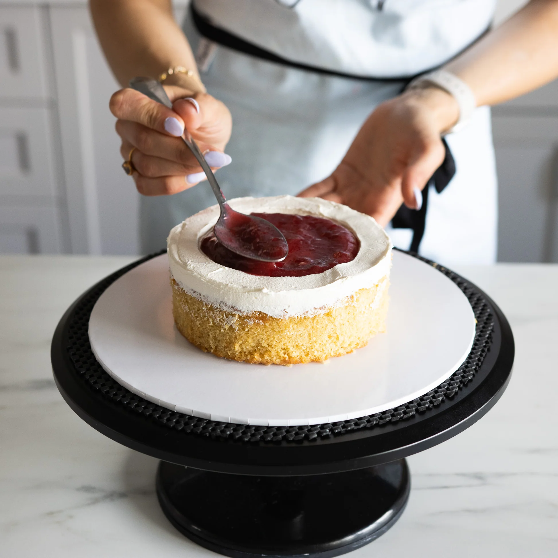 Master Crumb Coat Technique: Flawless Cake Finishing - CakeWiki